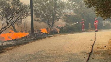 Πύρινος κλοιός στην Αλεξανδρούπολη: Απειλούνται σπίτια, τραυματίστηκαν πυροσβέστες