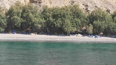 Εκκένωσαν παραλία στα Σφακιά, υπό τον φόβο κατολίσθησης