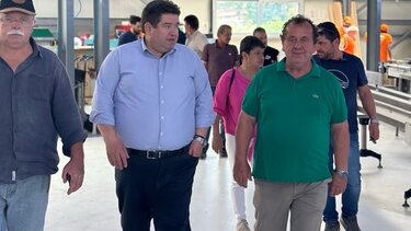 Σε συσκευαστήρια στον Προφήτη Ηλία ο Μιχάλης Καραμαλάκης