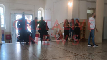 Περίμενε να δει από κοντά τον 22χρονο πιστολέρο ο πατέρας του Νίκου