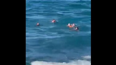 Οι ναυαγοσώστες έσωσαν τους έξι τουρίστες που πάλευαν με τα κύματα