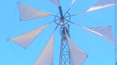 Εγκαταστάθηκε ο πρώτος ενεργειακός ανεμόμυλος στο Οροπέδιο