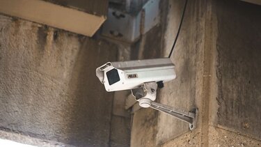 «Έβλεπαν» τον γείτονα με τις κάμερες - "Έφαγαν" πρόστιμο 6.000 ευρώ