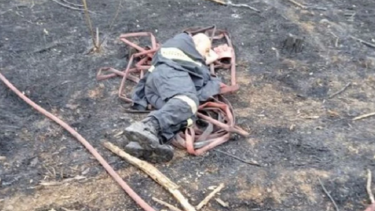 «Άπλωσα την δική μου ξαπλώστρα»: «Γροθιά στο στομάχι» η φωτογραφία πυροσβέστη που κοιμάται σε καμένη γη