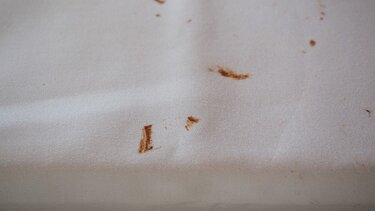 Πώς να βγάλετε τη σοκολάτα από τα ρούχα