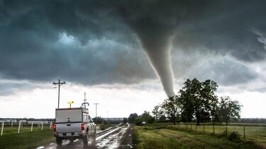 Ο τυφώνας Χανούν πλήττει τη νότια Ιαπωνία και τη Νότια Κορέα