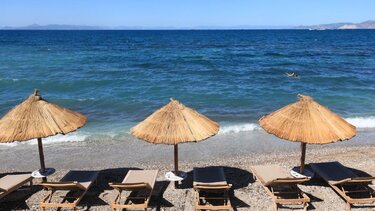 Έρχονται οι "απάτητες παραλίες", χωρίς ομπρελοκαθίσματα και έλεγχοι με drones