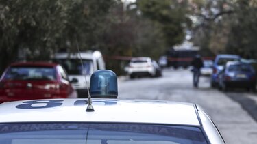 Κινηματογραφική διάρρηξη στα Μέγαρα: Έπεσαν με αγροτικό σε κοσμηματοπωλείο και το άδειασαν