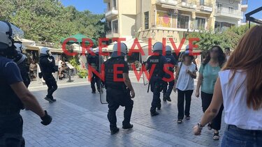 Σουρεαλιστικές εικόνες στο κέντρο - Βόλτα με... συνοδεία αστυνομικών