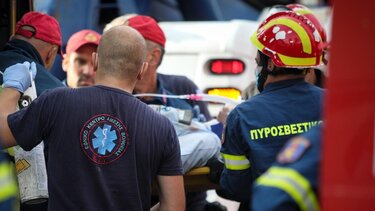 Νεαρός οδηγός εγκλωβίστηκε στο αυτοκίνητό του μετά από εκτροπή