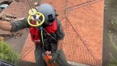 Κακοκαιρία: Συγκλονιστικές εικόνες από την επιχείρηση απεγκλωβισμού με Super Puma