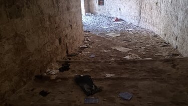 Εικόνες ντροπής σε ένα μνημείο κόσμημα!