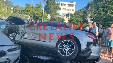 Σοκαριστικό τροχαίο: Καβάλησε το αυτοκίνητο!