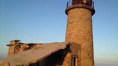 Φάρος Αφορεσμένου: Ένας φάρος γκρεμίζεται, μα η σπίθα άναψε!