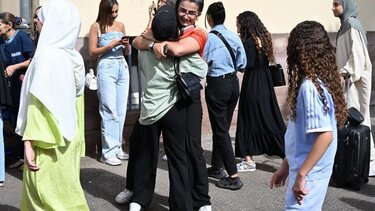 Αποβολή για δεκάδες μαθήτριες που εμφανίστηκαν με μουσουλμανική ενδυμασία στο σχολείο