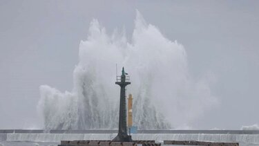 Τυφώνας πλησιάζει την Ιαπωνία, 4 αγνοούμενοι