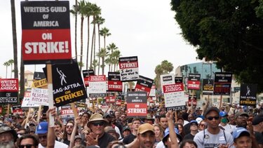 Προσωρινή συμφωνία σεναριογράφων και στούντιο παραγωγής στις ΗΠΑ