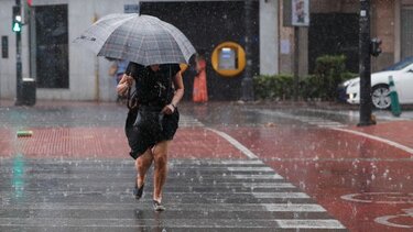 Ένας νεκρός και δύο αγνοούμενοι από τις καταρρακτώδεις βροχές στην Ισπανία