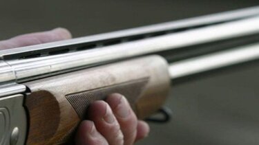 Εκπυρσοκρότησε το πιστόλι που είχε στην τσάντα του και τραυματίστηκε στον μηρό!