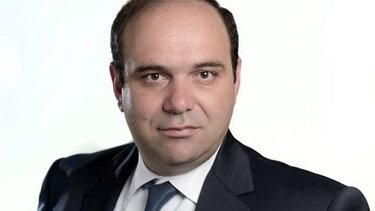 O Μανόλης Κοκοσάλης αποχαιρετά τον Βασίλη Κεφαλογιάννη