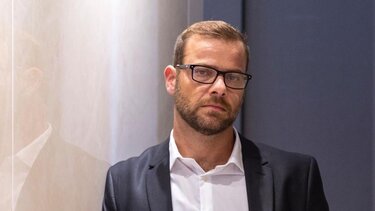 Ορέστης Τζιόβας: «Υπάρχει τεράστιος ρατσισμός και ομοφοβία»