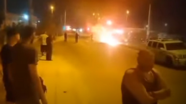 Πεδίο μάχης η λεωφόρος ΝΑΤΟ: Ομάδα ατόμων πυρπόλησε λεωφορείο - Συγκρούσεις με ΜΑΤ