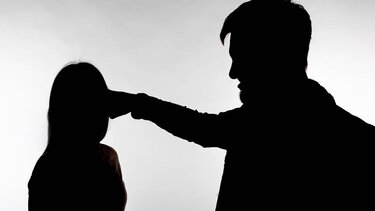 Θέλησε να προστατεύσει τη μητέρα του και επιτέθηκε στον πατέρα του! Άγριος καβγάς ανάμεσα σε πατέρα και γιο!