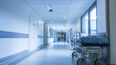 Μαγιορκίνης: Υπάρχει έξαρση μηνιγγίτιδας - Ποιο σύμπτωμα θέλει προσοχή