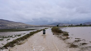 Κλειστή, για άλλη μία ημέρα, η εθνική οδός στα Τέμπη