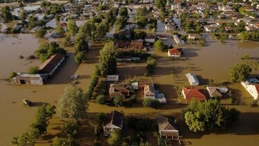 Βάζουν σακιά με άμμο στις πόρτες - Άρχισε βροχή στην Καρδίτσα