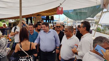 Στη λαϊκή αγορά της Θερίσσου ο Μ. Καραμαλάκης