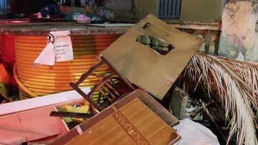 Σκουπίδια... περικυκλώνουν την οδό Σμπώκου!