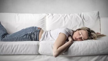 Πρέπει να ανησυχείτε εάν κοιμάστε με το κινητό τηλέφωνο δίπλα στο κρεβάτι;