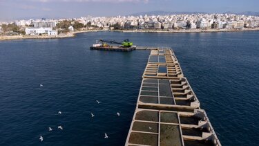 Στο αγκυροβόλιο του Πειραιά κατέπλευσε το πλοίο μεταφοράς κοντέινερ