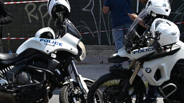 Επίθεση με φωτοβολίδα κατά αστυνομικών στην πλατεία Μαβίλη