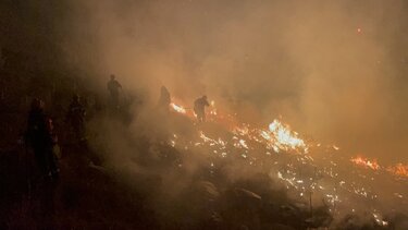 Σε ύφεση η φωτιά στη Μεσαρά- Παραμένουν δυνάμεις της Πυροσβεστικής στο σημείο- Βίντεο και φωτογραφίες