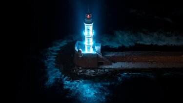 Στα μπλε ο Φάρος στο Ενετικό Λιμάνι Χανίων