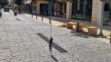 Το καλώδιο από τον χριστουγεννιάτικο στολισμό κρεμόταν για ώρες πάνω από τον πεζόδρομο