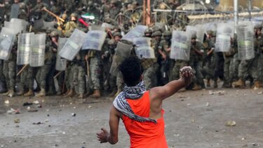 Ιορδανία: Πολλοί τραυματίες σε συγκρούσεις αστυνομικών με διαδηλωτές κοντά στην πρεσβεία του Ισραήλ