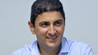 Ο Υπουργός γιορτάζει τον 19χρονο Κωνσταντίνο του!