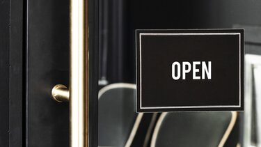 Αυτό είναι το εορταστικό πρόγραμμα των καταστημάτων στον Δήμο Φαιστού