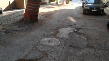 Μασταμπάς: Οι ρίζες των πεύκων έφραξαν το κεντρικό φρεάτιο και τα λύματα πλημμυρίζουν τα σπίτια τους 