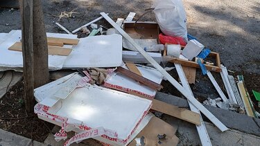 Για άλλη μια φορά ογκώδη αντικείμενα πετάχτηκαν έξω από τους κάδους...