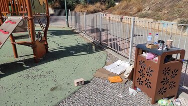 Άλλη μια παιδική χαρά γεμάτη σκουπίδια...
