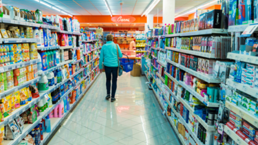 Πώς θα μπει στα ράφια των σούπερ μάρκετ η σήμανση για τα προϊόντα με έκπτωση 5% για έξι μήνες