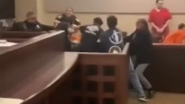 ΗΠΑ: Άγριες σκηνές σε δικαστήριο στο Τέξας - Η οικογένεια 15χρονου ορμά στον φερόμενο ως δολοφόνο του παιδιού τους