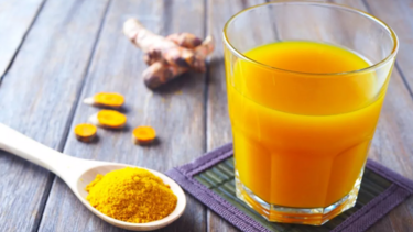 Νερό με κουρκουμά: Δεν φαντάζεστε τα πολλαπλά οφέλη του στην υγεία