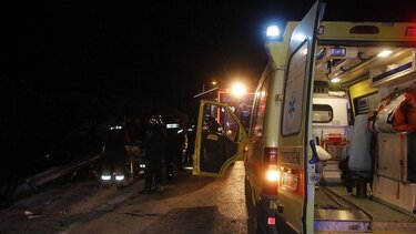 Επιχείρηση απεγκλωβισμού τη νύχτα μετά από σοβαρό τροχαίο