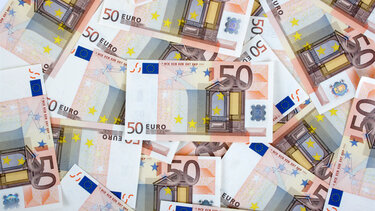 Έρχονται ποινικές διώξεις και πρόστιμα για «μαύρο» χρήμα