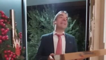 Το "τρολάρισμα" δικηγόρου που παραδίδει... πίτσα